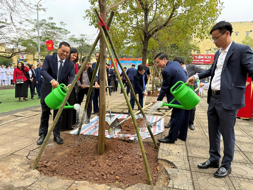 Ngành y tế Hà Nội: Trồng cây để mỗi đơn vị trở thành công viên xanh