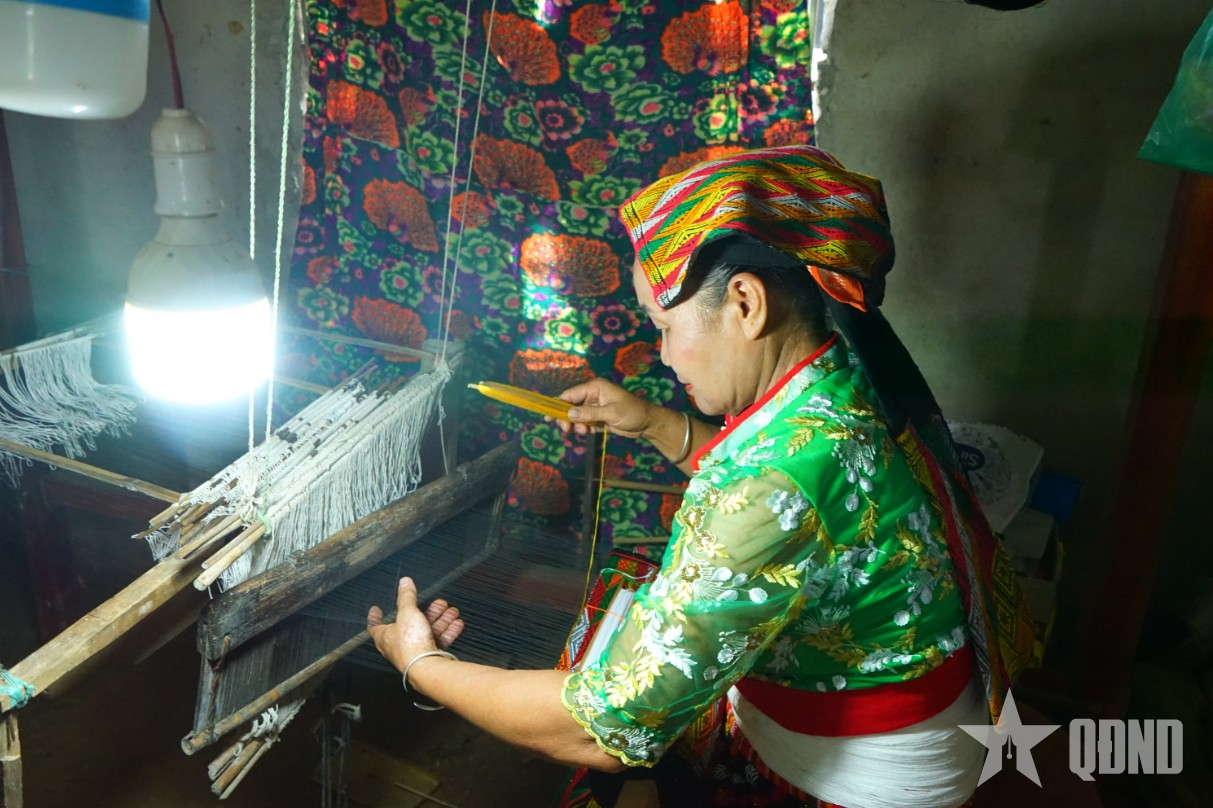 Người “giữ lửa” nghề thêu dân tộc Thái