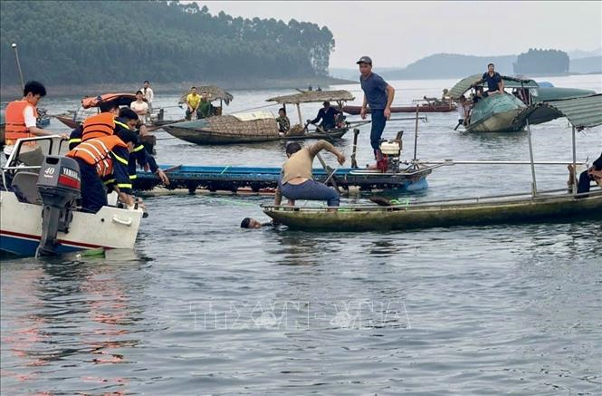 Phó thủ tướng Trần Hồng Hà thăm gia đình các nạn nhân vụ chìm tàu ở hồ Thác Bà

