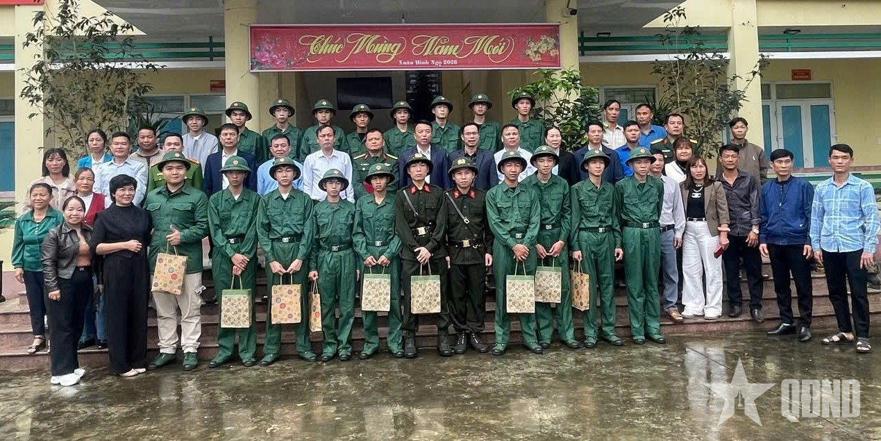 Quân Chu ấm tình hậu phương - Tiễn thanh niên ưu tú lên đường bảo vệ Tổ quốc 