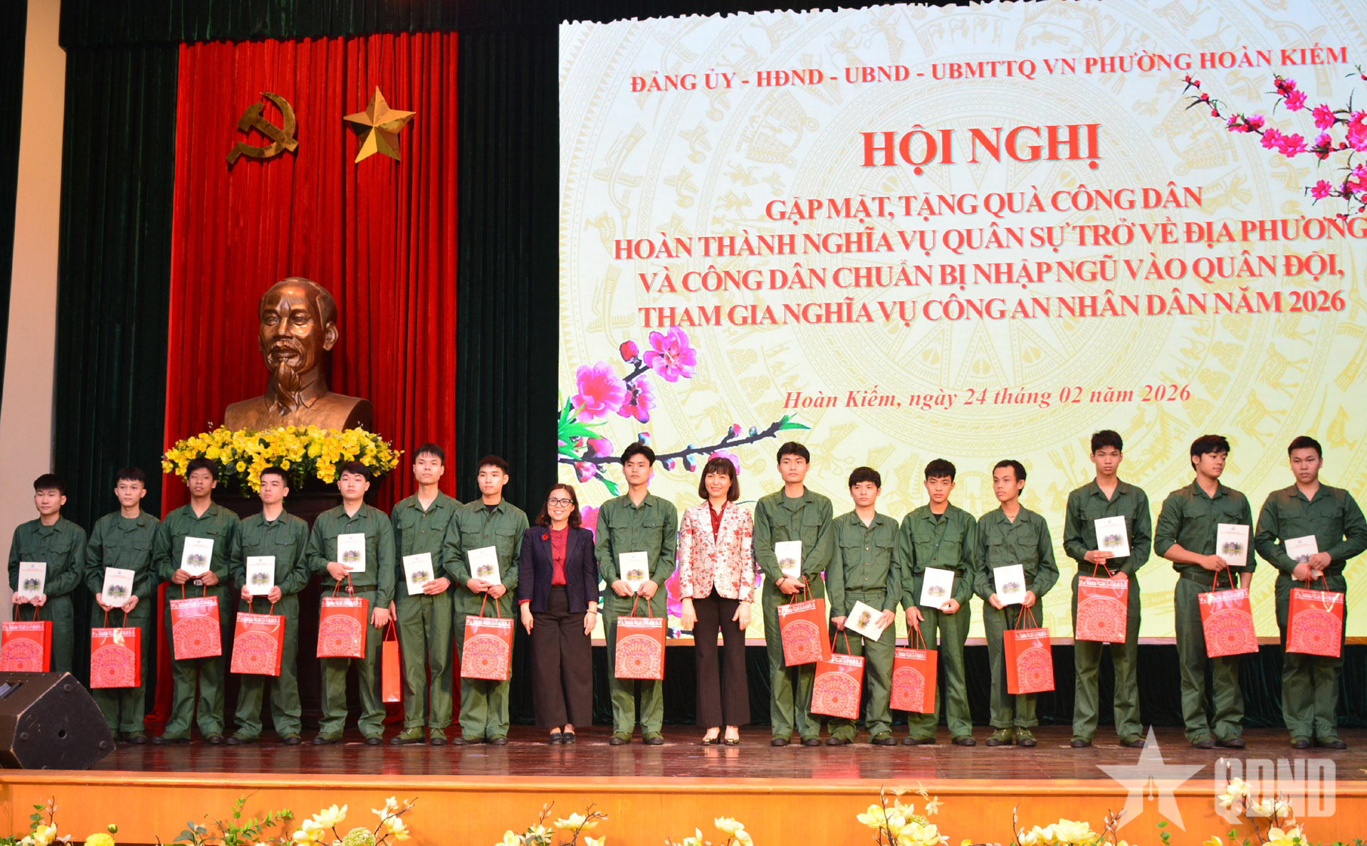 Phường Hoàn Kiếm trao sổ tiết kiệm tặng công dân chuẩn bị nhập ngũ