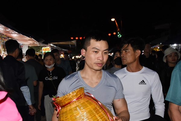 Đơm, đó, giỏ… hút khách ở chợ Viềng