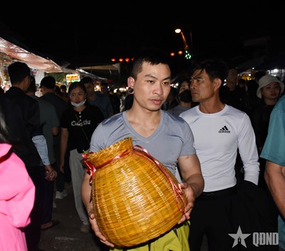 Gallery - 	Đơm, đó, giỏ… hút khách ở chợ Viềng