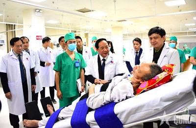 Gallery - 	Đồng chí Trịnh Văn Quyết thăm Bộ Y tế và Viện Y học cổ truyền Quân đội