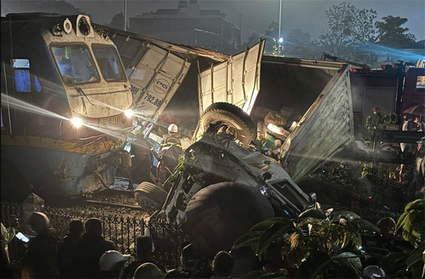 Băng qua đường sắt, xe tải bị tàu hỏa cuốn đi hàng chục mét