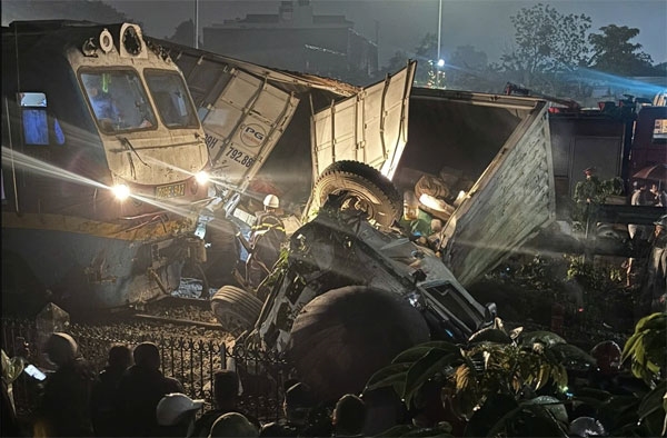 Băng qua đường sắt, xe tải bị tàu hỏa cuốn đi hàng chục mét