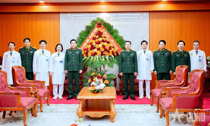 Thượng tướng Nguyễn Văn Gấu thăm, chúc mừng các bệnh viện Quân đội nhân Ngày Thầy thuốc Việt Nam