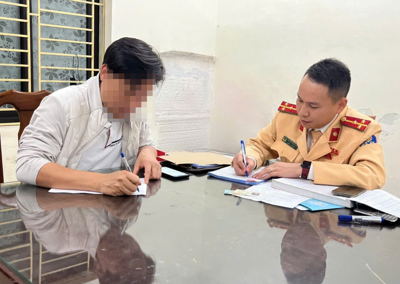 Hà Nội: Khẩn trương xử lý tài xế cho trẻ em ngồi cùng hàng ghế lái xe