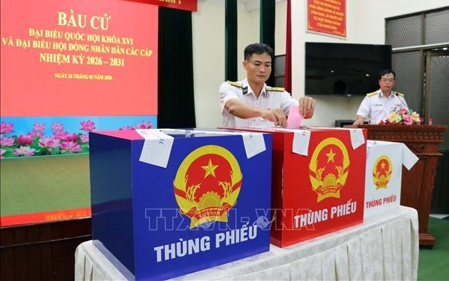 Bầu cử Quốc hội và HĐND: Cử tri làm việc dài ngày trên biển hân hoan đi bỏ phiếu sớm