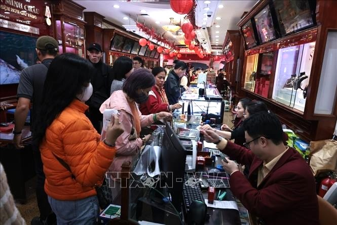 Ngày vía Thần Tài, người dân đội mưa xếp hàng từ sớm chờ mua vàng