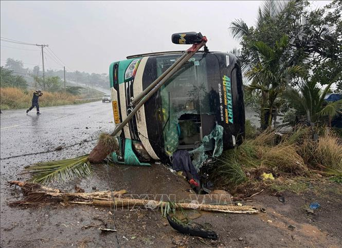 Đồng Nai: Lật xe khách, 3 người thương vong