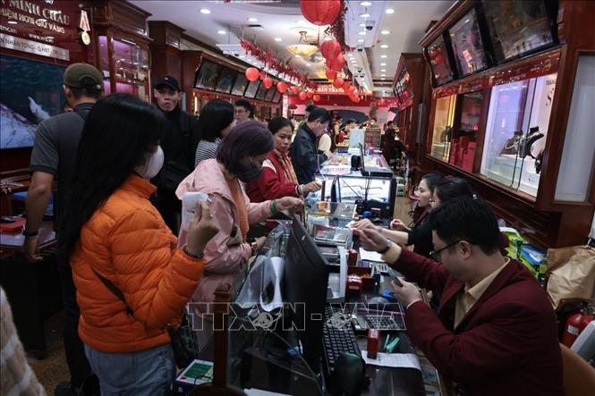 Ngày vía Thần Tài, người dân xếp hàng từ sớm chờ mua vàng