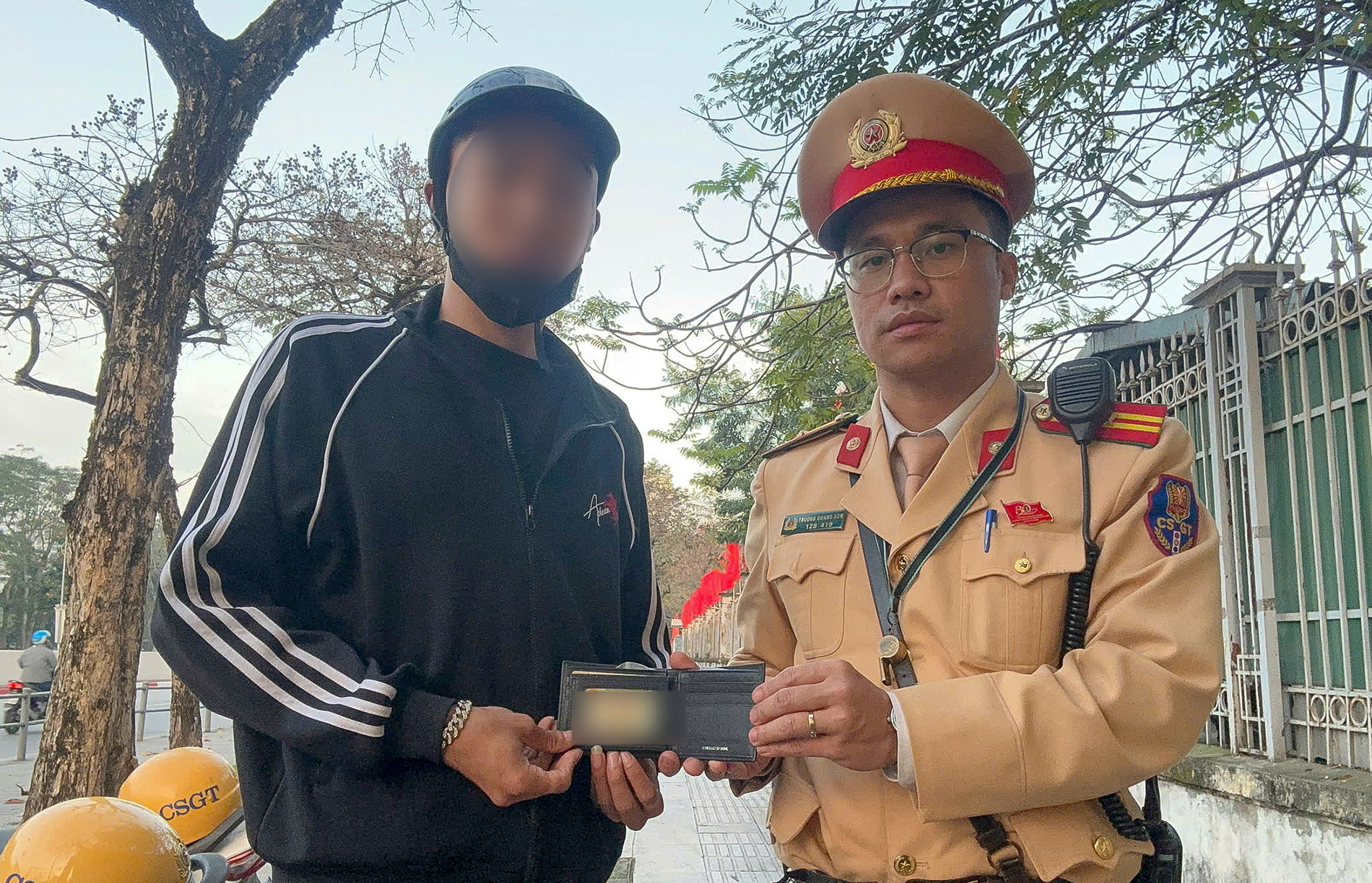 Hà Nội: Cảnh sát giao thông trả ví cho người đánh rơi