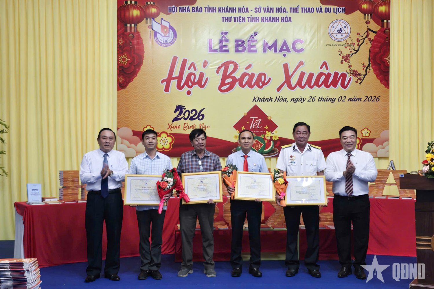 Hơn 1.000 ấn phẩm báo chí tặng quân và dân đặc khu Trường Sa