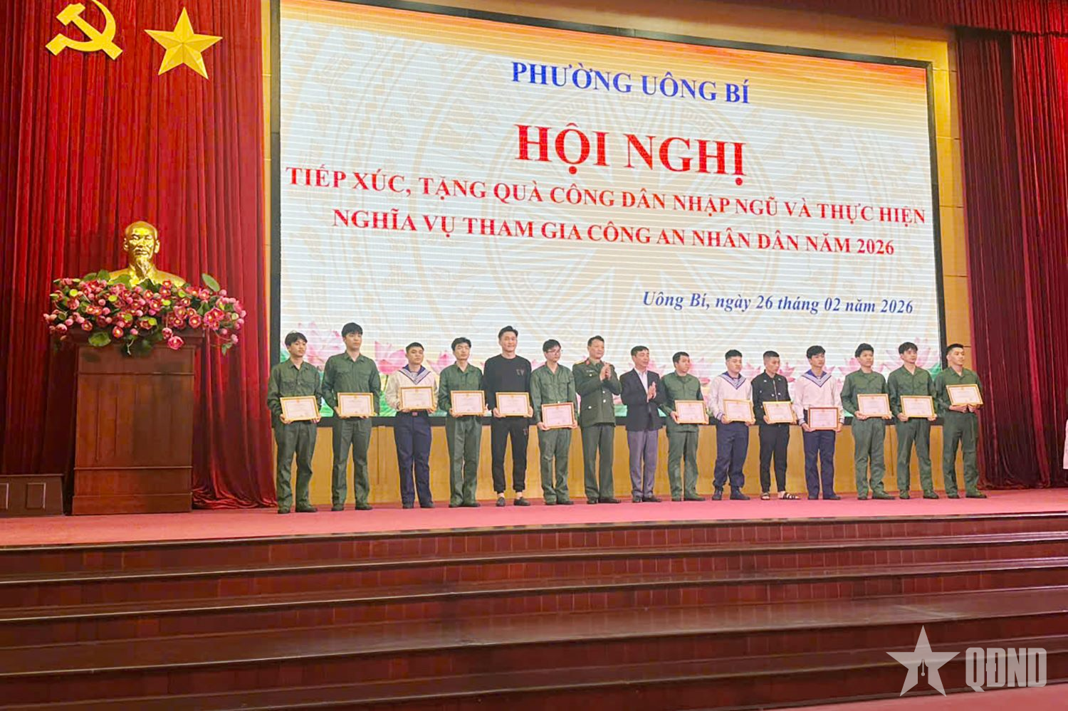 Phường Uông Bí (Quảng Ninh): Tặng quà động viên thanh niên nhập ngũ năm 2026