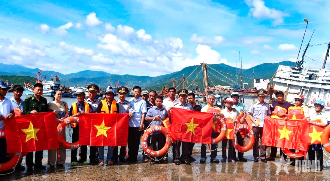 Gắn tuyên truyền pháp luật với hỗ trợ ngư dân