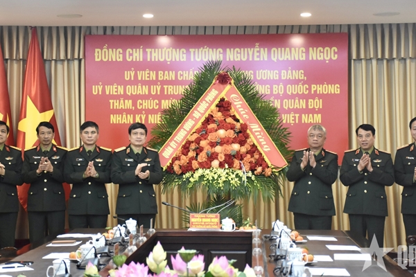 Thượng tướng Nguyễn Quang Ngọc chúc mừng các bệnh viện của Quân đội