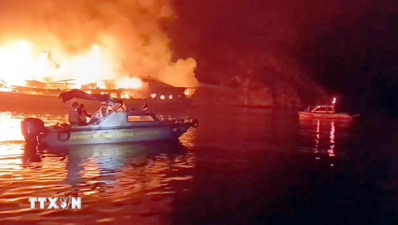 Khống chế đám cháy tàu trên vịnh Hạ Long