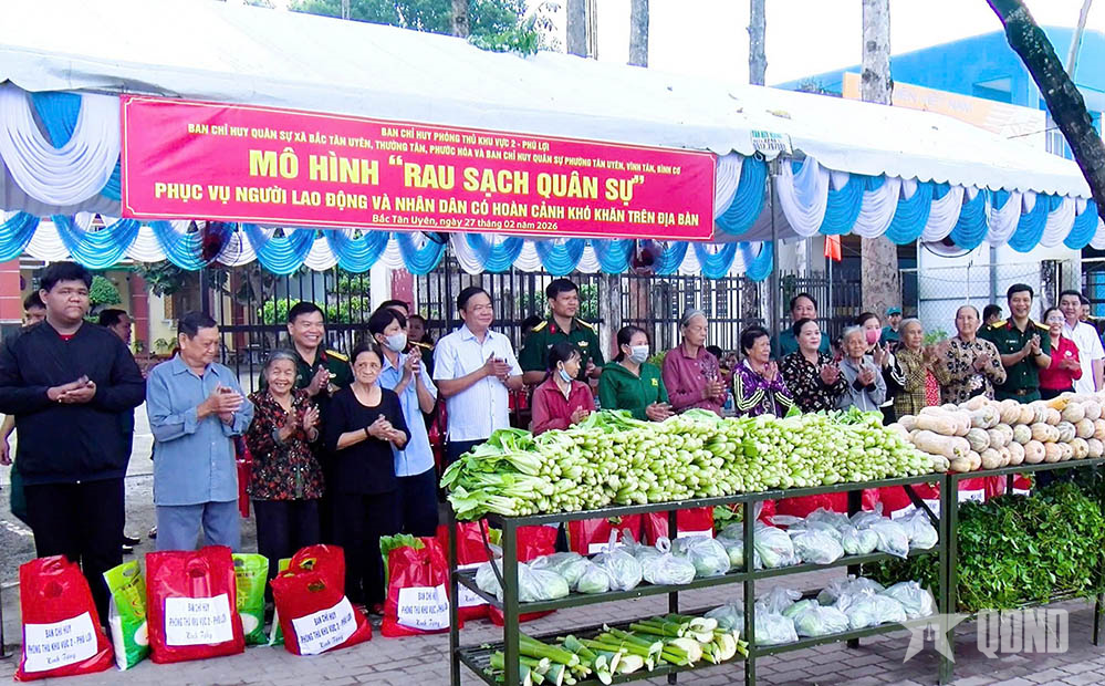 Bộ đội trao tặng nhân dân gần 6 tấn nông sản