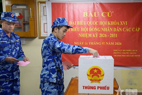 Những cử tri đầu tiên thực hiện bầu cử sớm trên biển