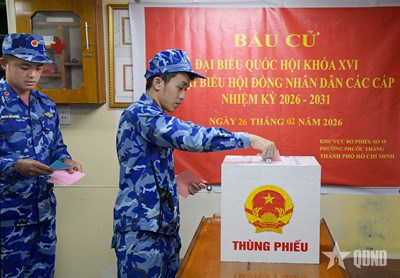 Gallery - 	Những cử tri đầu tiên thực hiện bầu cử sớm trên biển