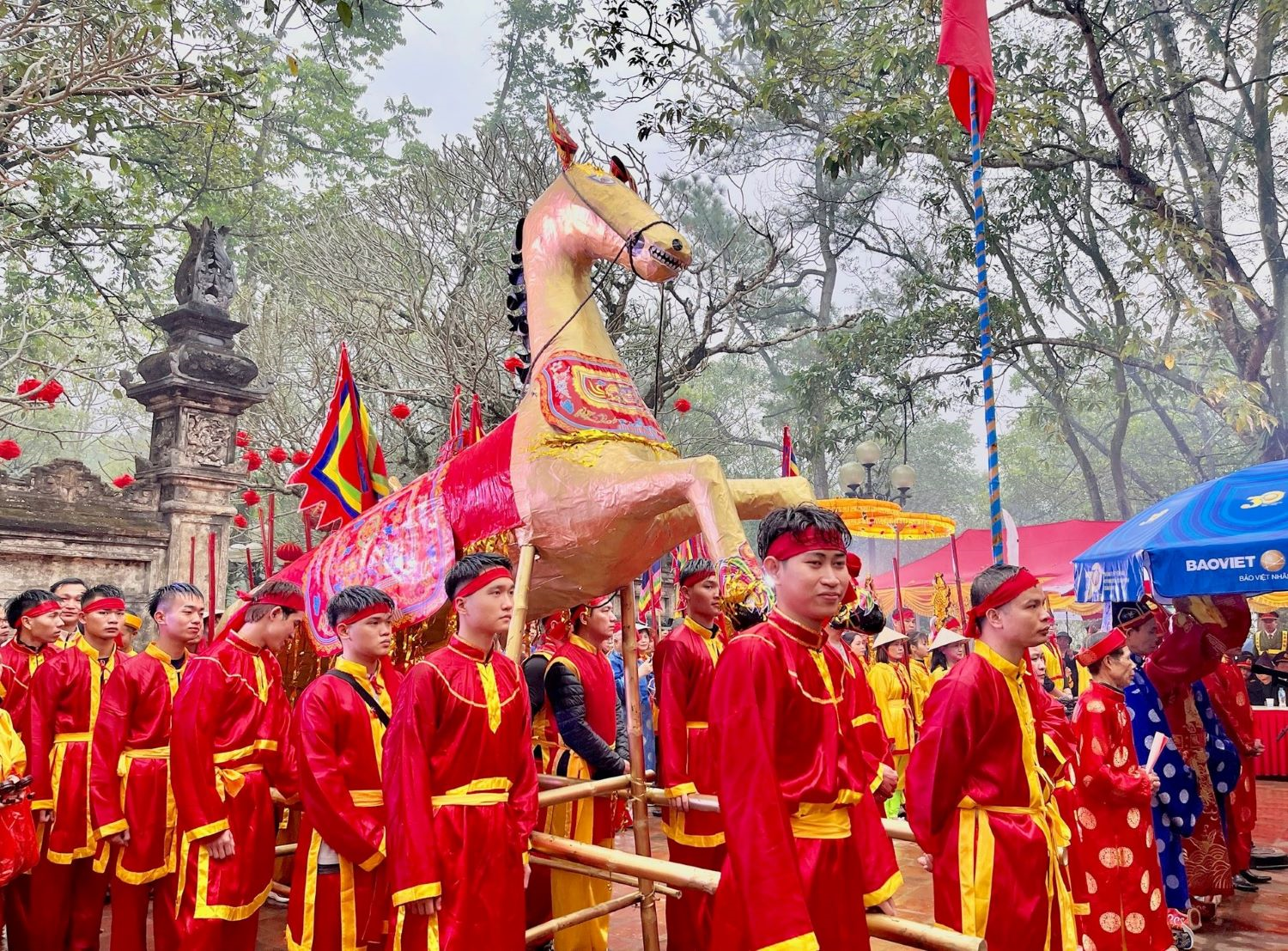 Xuân về trẩy hội Gióng đền Sóc