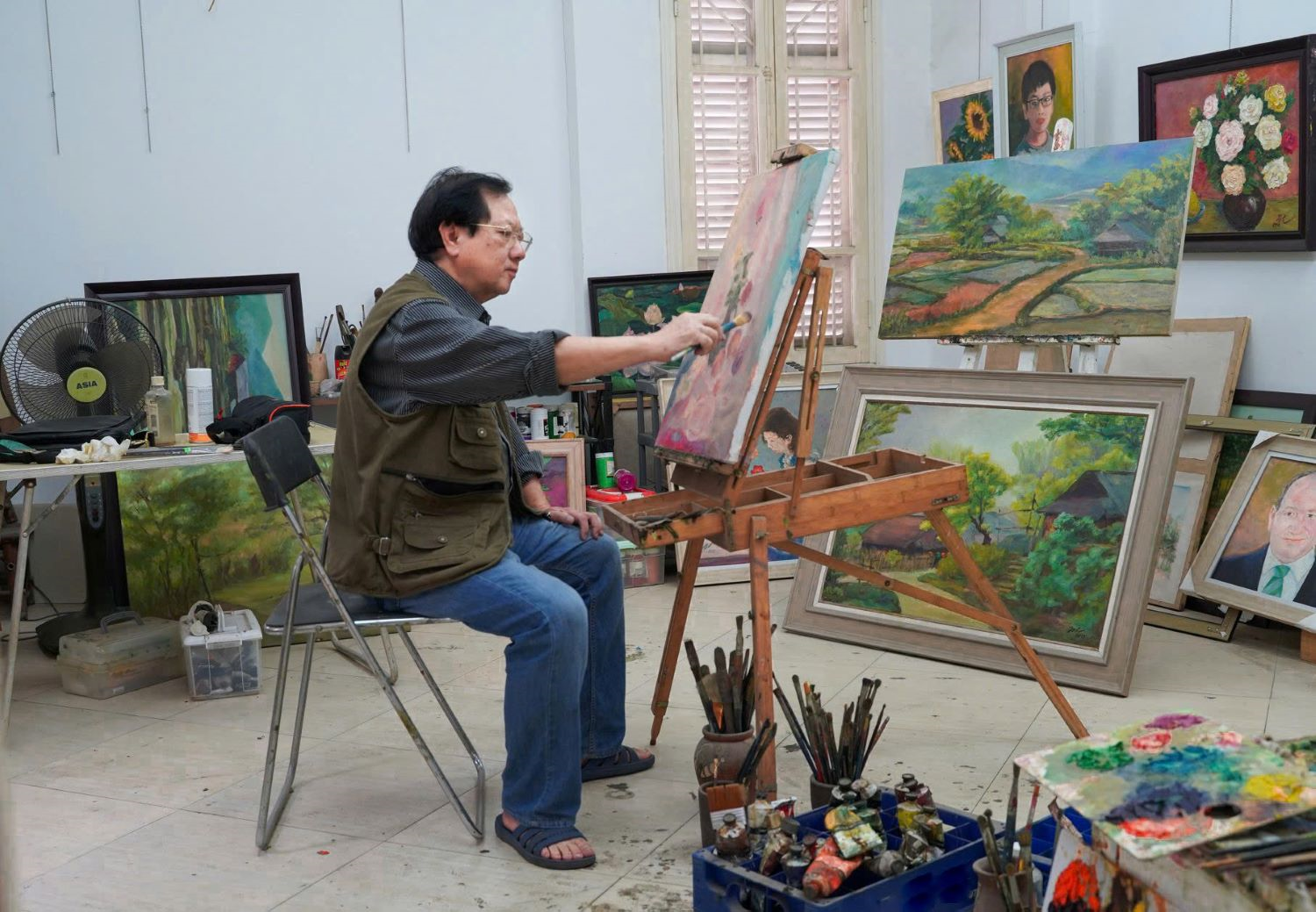 Giữa phố cổ, nghe xuân ngân qua từng bức họa