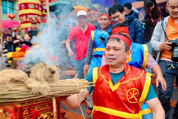 Về làng Thị Cấm xem thổi cơm thi