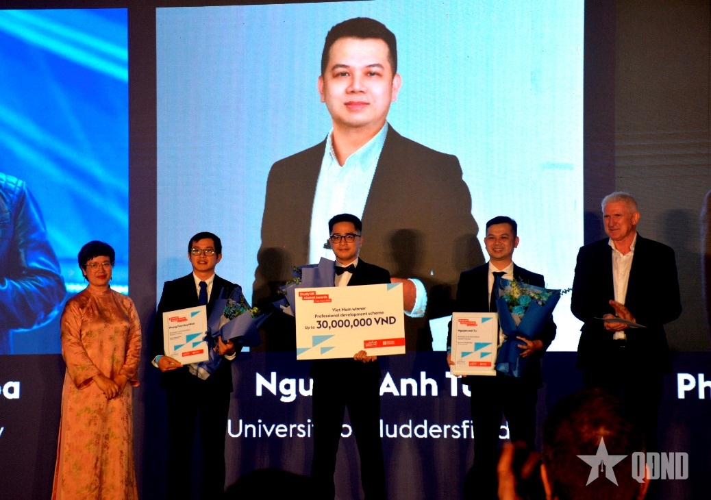 Hội đồng Anh trao giải thưởng đóng góp cho cựu du học sinh Việt Nam