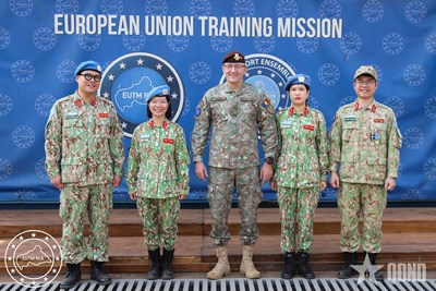 View - Phái bộ EUTM RCA trao Huân chương tặng sĩ quan Quân đội Việt Nam