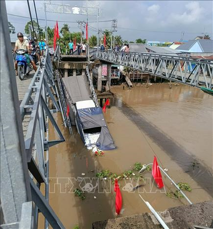 Cần Thơ: Sập cầu 30/4, xe tải chở hàng chục tấn gạo rơi xuống sông