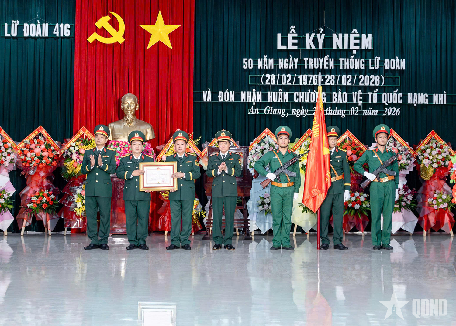 Lữ đoàn Tăng thiết giáp 416 đón nhận Huân chương Bảo vệ Tổ quốc hạng Nhì