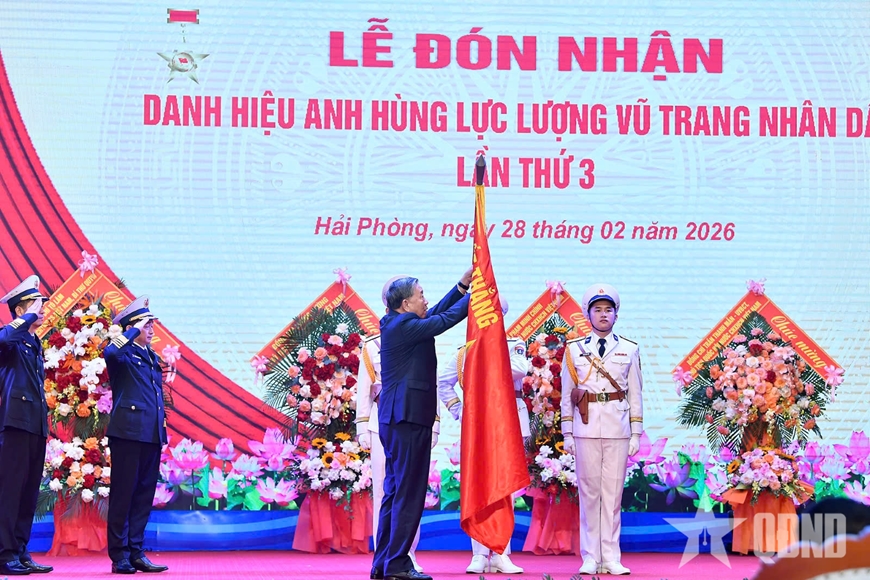 Tổng B&iacute; thư T&ocirc; L&acirc;m dự Lễ đ&oacute;n nhận danh hiệu Anh h&ugrave;ng Lực lượng vũ trang nh&acirc;n d&acirc;n tại Qu&acirc;n chủng Hải qu&acirc;n