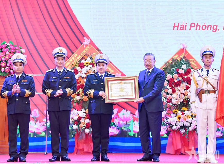 Tổng B&iacute; thư T&ocirc; L&acirc;m dự Lễ đ&oacute;n nhận danh hiệu Anh h&ugrave;ng Lực lượng vũ trang nh&acirc;n d&acirc;n tại Qu&acirc;n chủng Hải qu&acirc;n