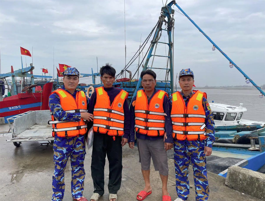Bộ đội Biên phòng Ninh Bình kịp thời cứu 2 ngư dân trong vụ va chạm tàu trên biển
