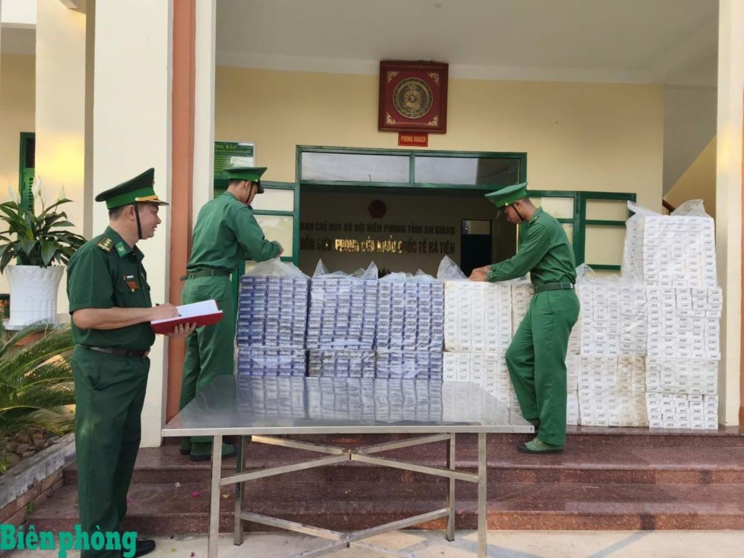 Bắt vụ vận chuyển 7.500 bao thuốc lá nhập lậu