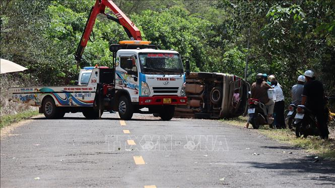 Lật xe ô tô 7 chỗ, hai bà cháu tử vong