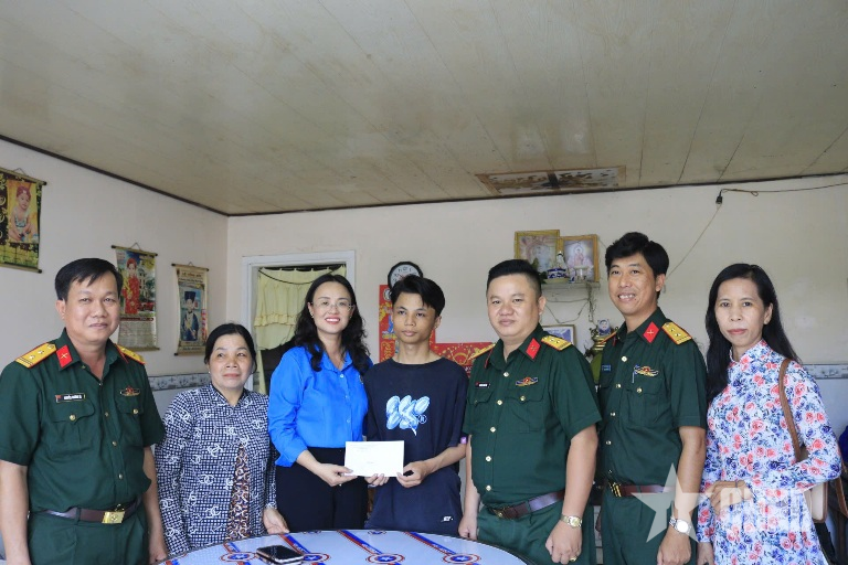 Cần Thơ: 100 phần quà trao tặng thanh niên chuẩn bị nhập ngũ