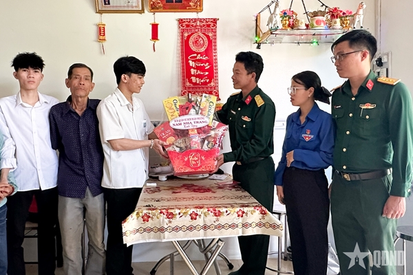 Gác lại việc riêng, viết tiếp truyền thống