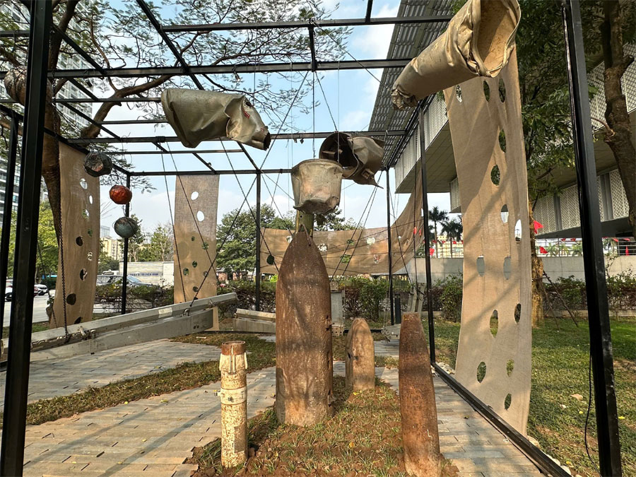 Trưng bày tổ hợp nghệ thuật từ mảnh xác máy bay và vỏ bom