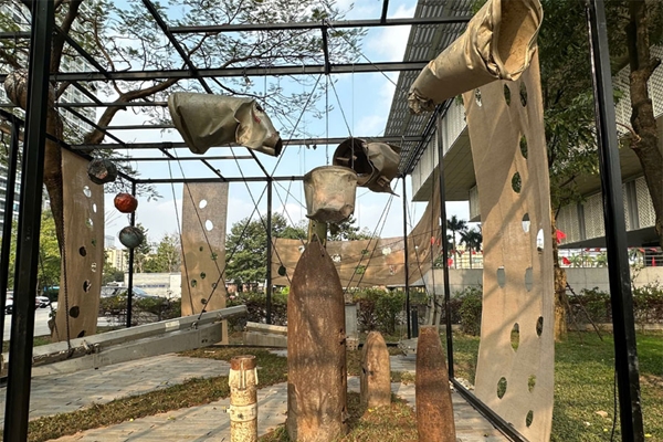 Trưng bày tổ hợp nghệ thuật từ mảnh xác máy bay và vỏ bom