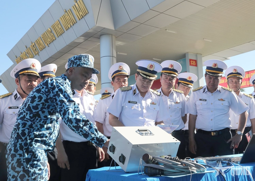 Tư lệnh Quân chủng Hải quân dự và chỉ đạo Lễ ra quân huấn luyện tại Lữ đoàn tàu ngầm 189 Hải quân