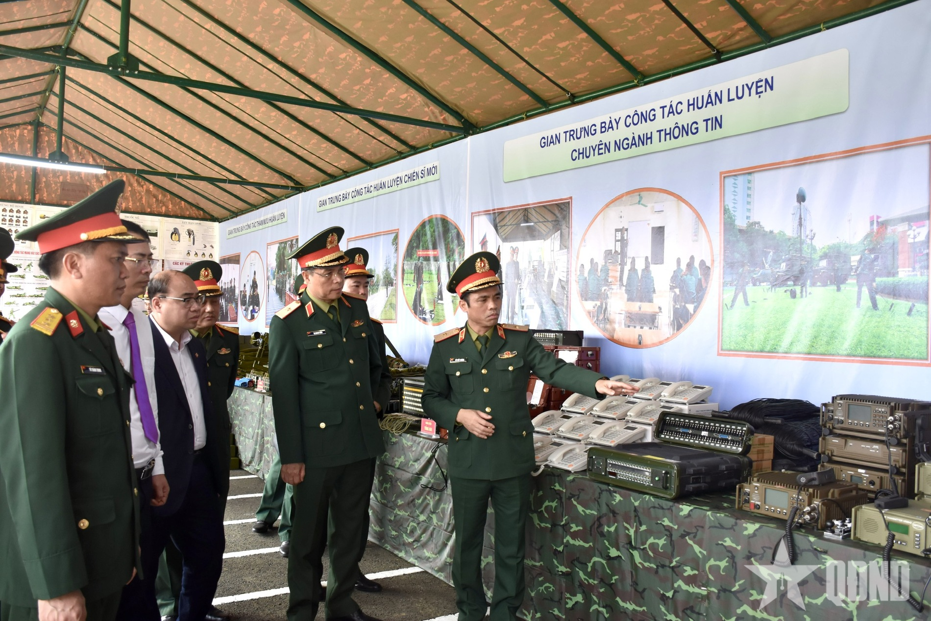 Các đơn vị Binh chủng Thông tin liên lạc ra quân huấn luyện