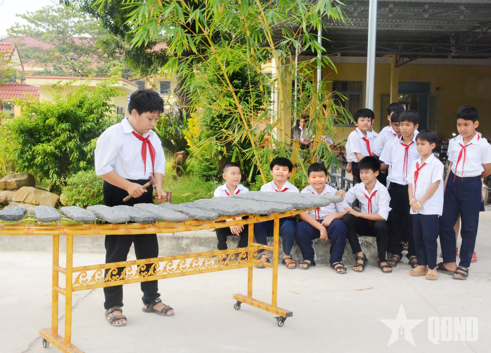 Tiếng đàn đá và giấc mơ quân phục