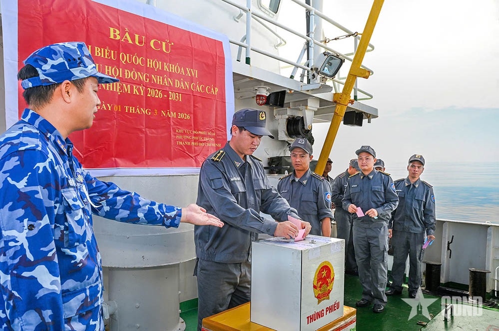 Gần 100 cử tri tham gia bầu cử sớm trên biển