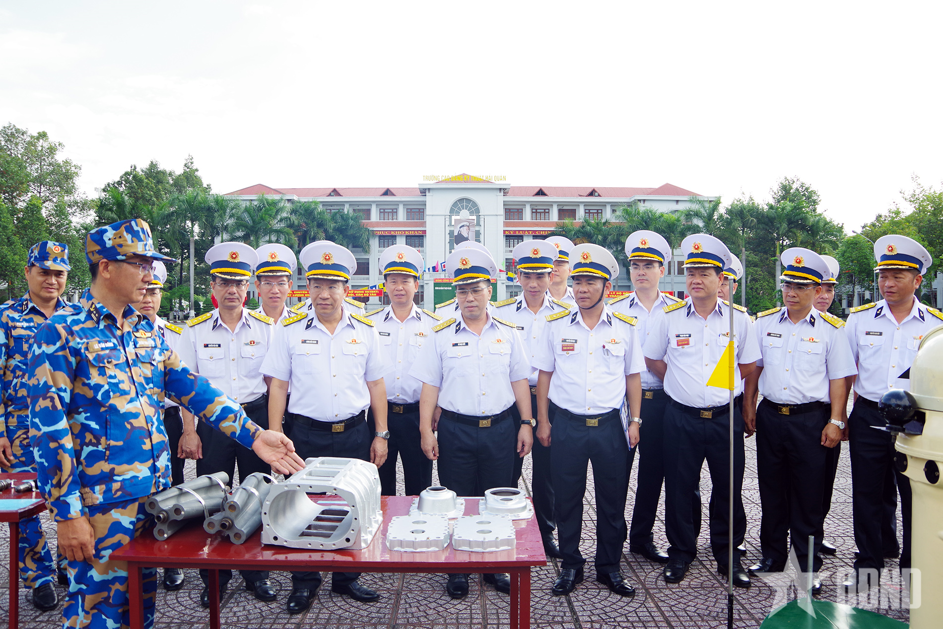 Các nhà trường, đơn vị phía Nam sôi nổi ra quân huấn luyện