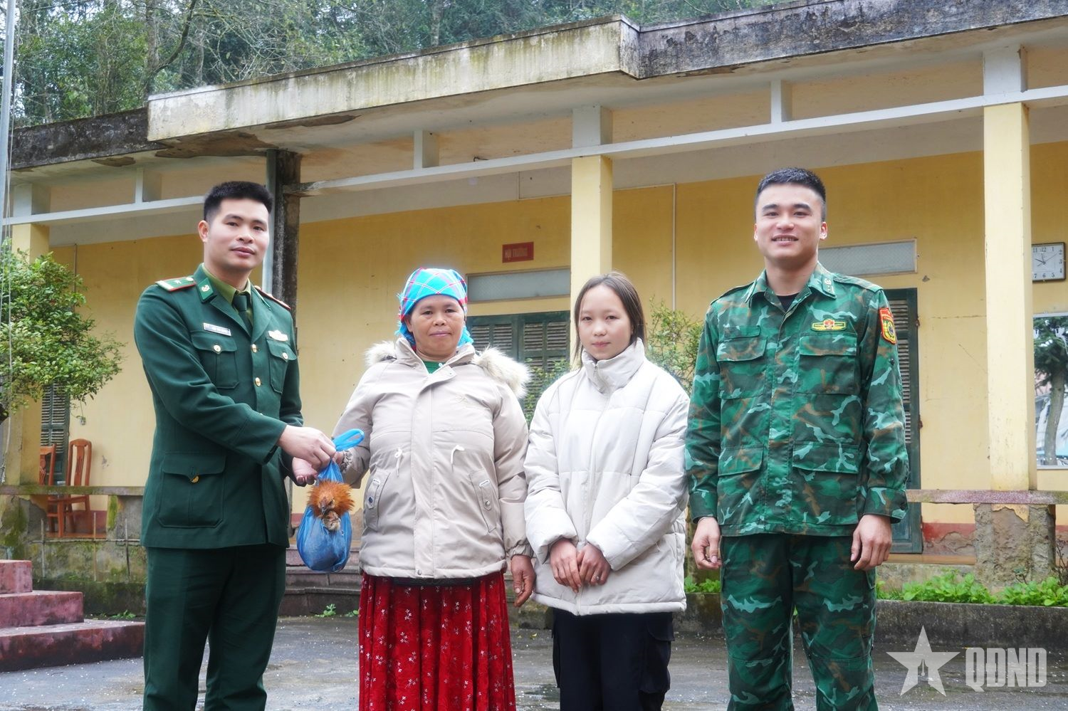 Giữ biên cương từ những điều giản dị

