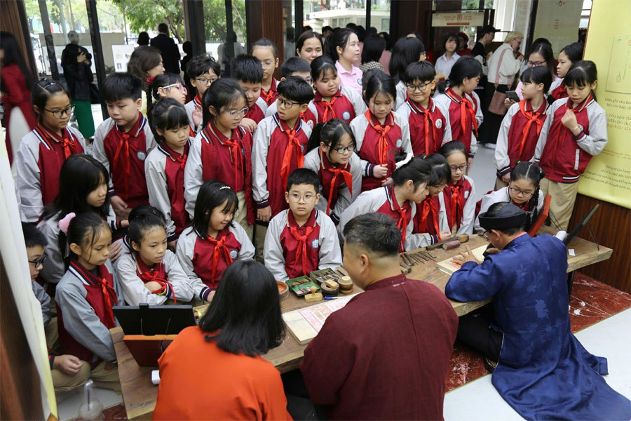 Chiêm ngưỡng phiên bản Châu bản triều Nguyễn và trải nghiệm 