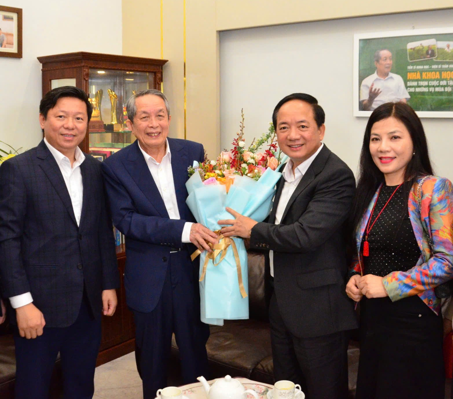 Ông Giáo sư  đẻ ra cỏ