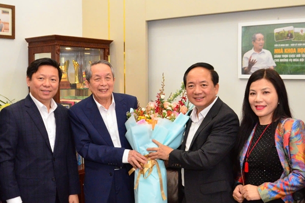 Ông Giáo sư đẻ ra cỏ